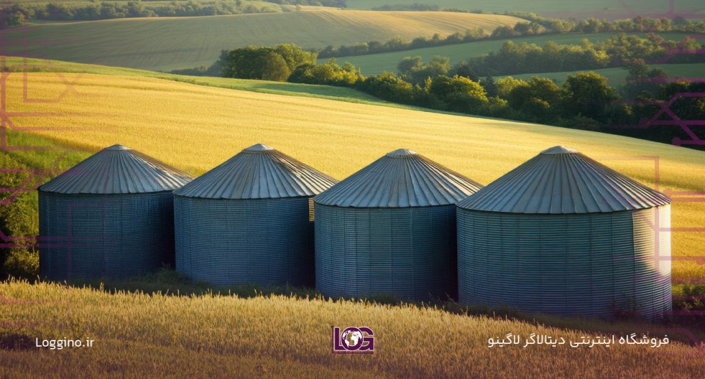 این تصویر نمایی از چهار سیلو فلزی در مزرعه و دشتی بسیار بزرگ را نشان میدهد.