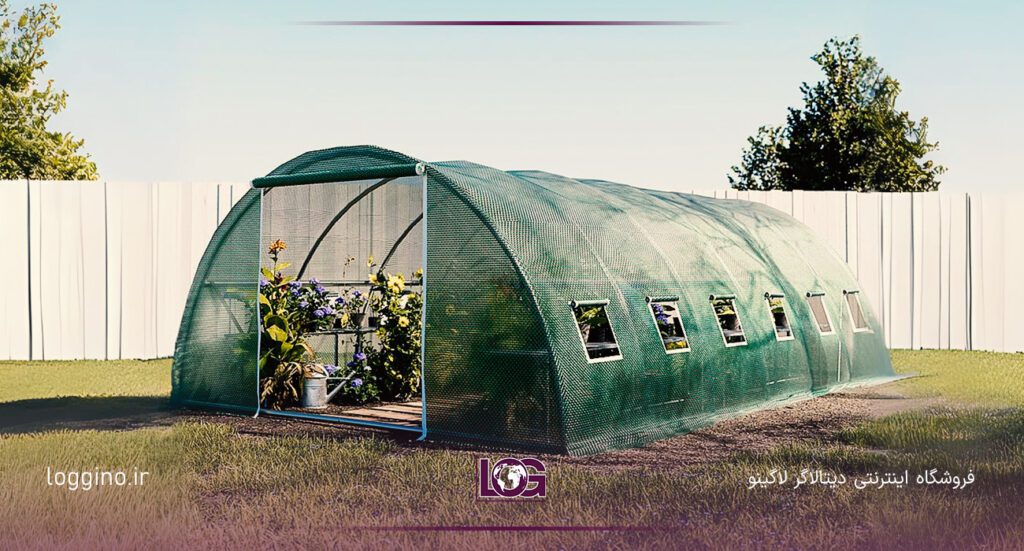 تصویری از یک گل خانه مدرن در یک فضای سبز باز به همراه دیتالاگر گلخانه