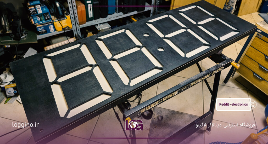 تصویری از یک نمایشگر 7 سگمنت بزرگ